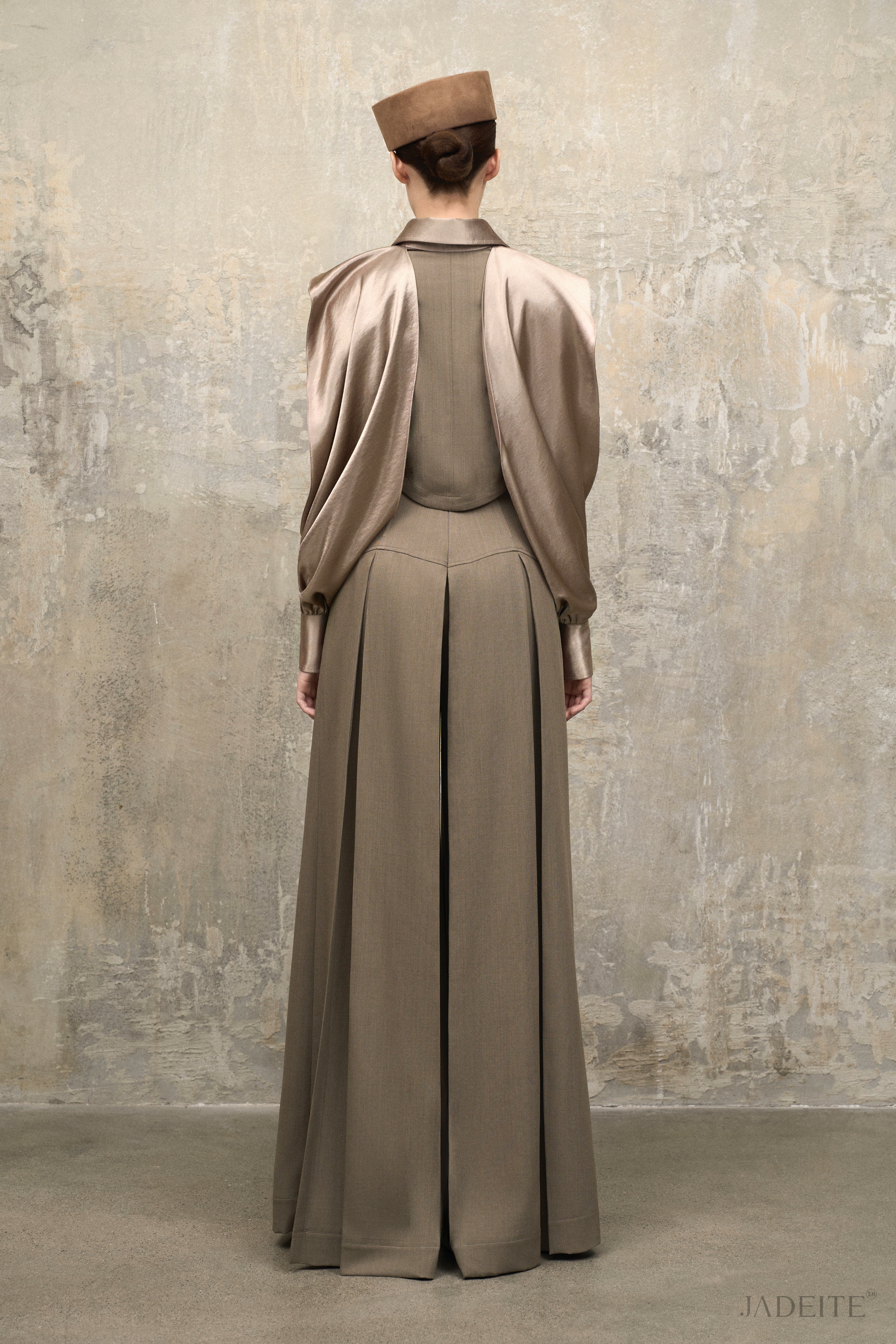 Cape Ver2 Sleeves Crop-Shirt x Van Ash Grey Pants