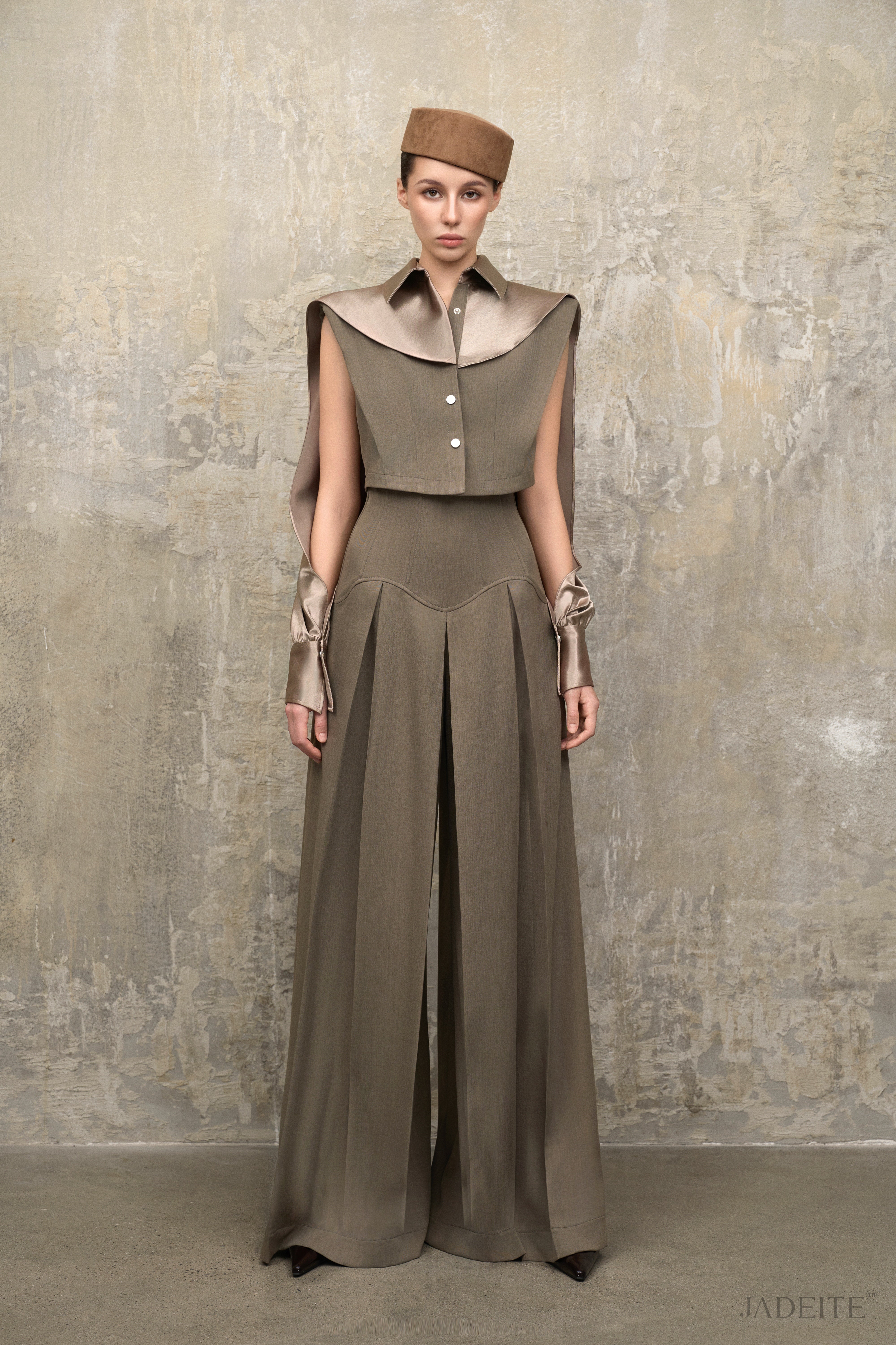 Cape Ver2 Sleeves Crop-Shirt x Van Ash Grey Pants